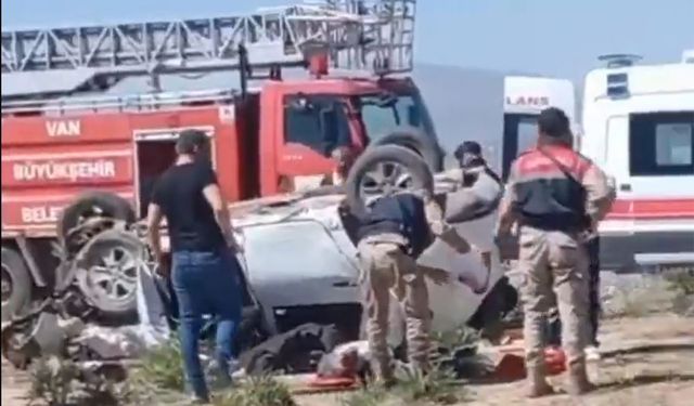 Van'da iki araç kafa kafaya çarpıştı: 4 ölü 2 yaralı