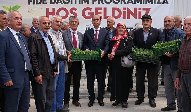 Yeşilyurt Belediyesi çiftçilere 250 bin adet sebze fidesi dağıttı