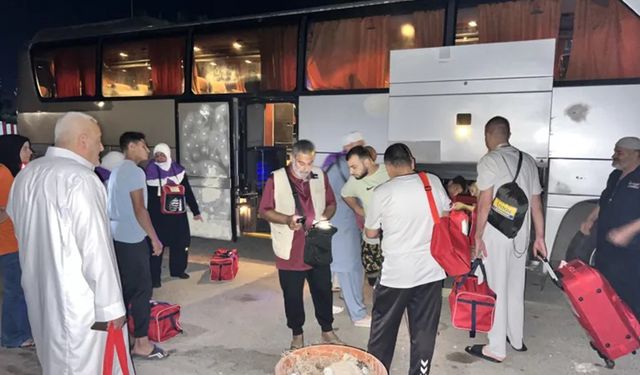 İşgal ordusu, Filistinli hacı adaylarını taşıyan otobüse zırhlı araçla çarptı