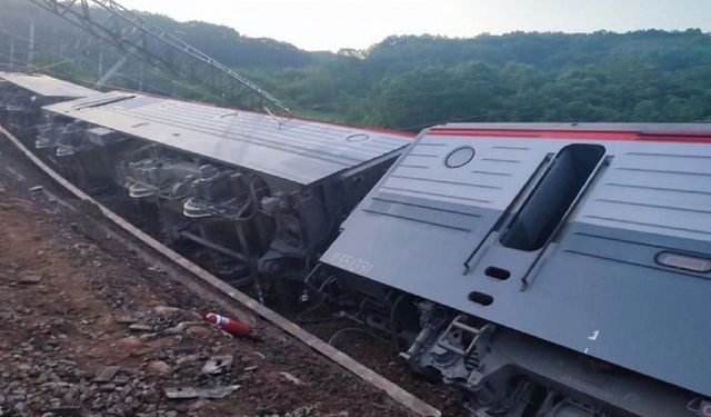 Klimov-Moskova seferi yapan yolcu treni raydan çıktı.: 7 Ölü ve 30 yaralı