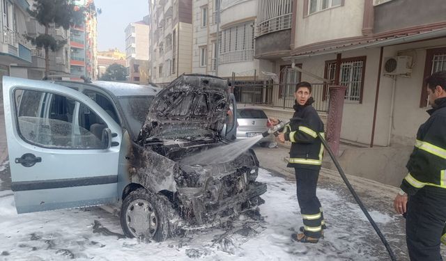 Siirt’te park halindeki LPG'li araç alev aldı
