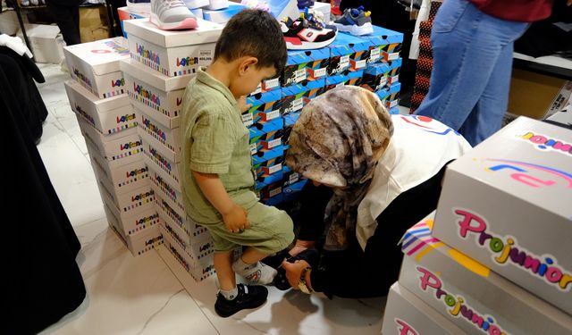 Yetimler Vakfı yüzlerce yetimi bayramlıklarla sevindirdi