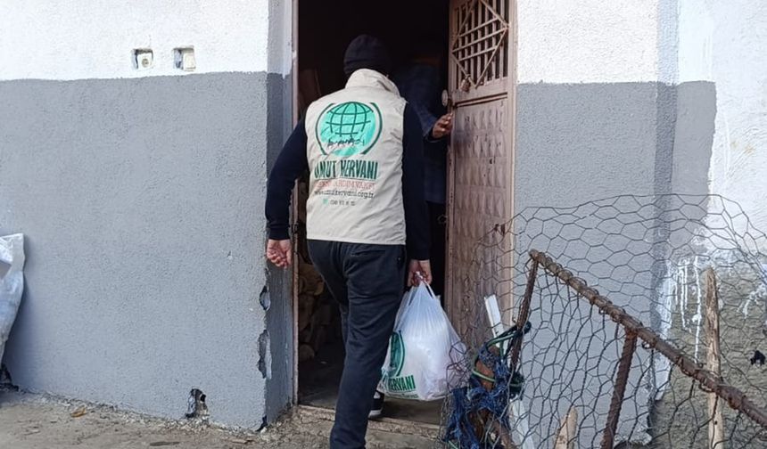 Umut Kervanı Sason'da onlarca aileye Ramazan kolisi dağıttı