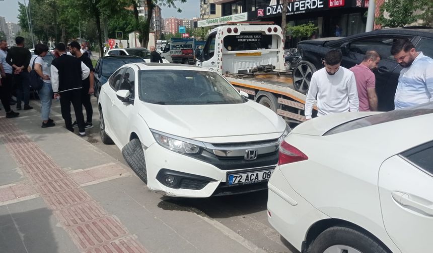 Batman'da iki otomobilin çarpışması sonucu 4 araçta maddi hasar oluştu