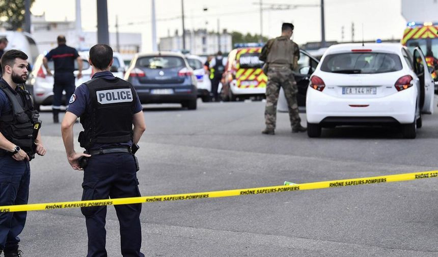 Fransa'da bir okulda bıçaklı saldırı: 1 ölü, 3 yaralı