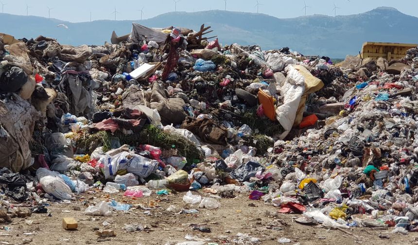 CHP'li İzmir Büyükşehir Belediyesine 3,7 milyon lira "vahşi depolama" cezası