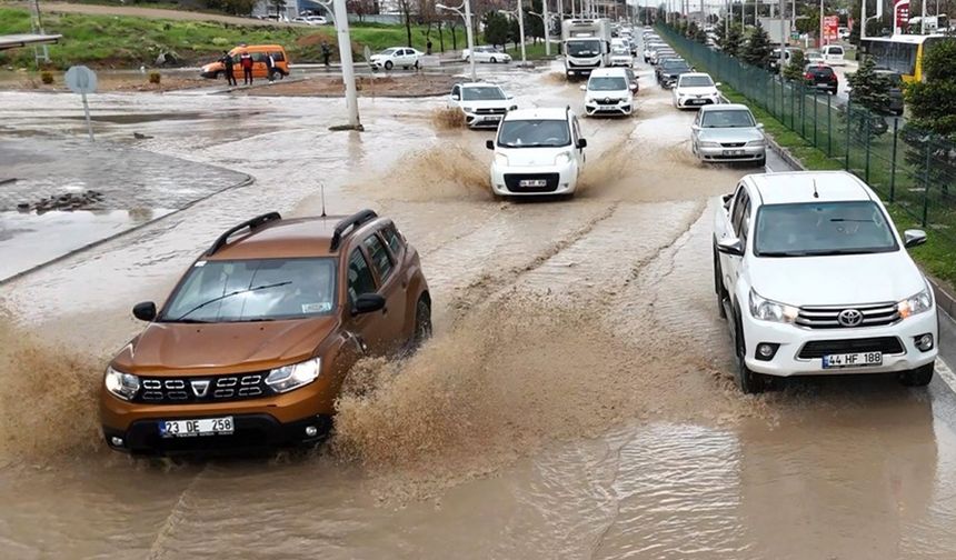 Malatya'da sağanak yağış nedeniyle caddeler su birikintileri ile doldu