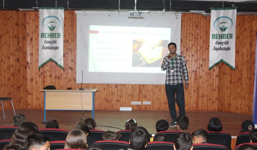 Rehber Gençlik Topluluğu "Dijital Çağda Aile Olmak" konulu konferanslarına devam ediyor